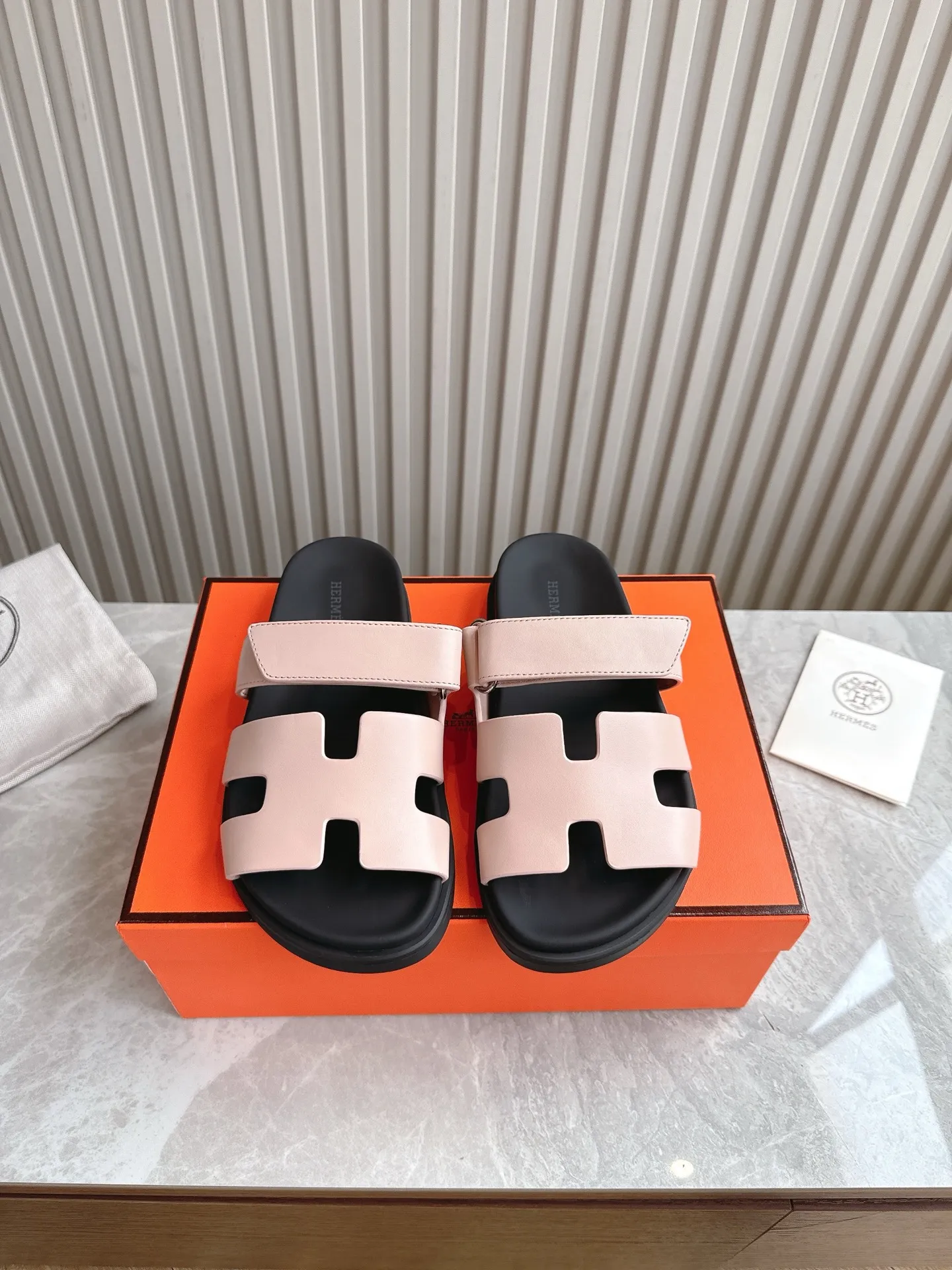 p480🐮🐮Couple model (top version) H family 2024 spring and summer new style HERMES Hermes' recently popular couple model pig nose angle sandals and slippers, paired with various colorful socks, popular. Upper: imported original deerskin (the genuine leather edging is not ordinary super migration). Lining: imported genuine leather. Outsole: Tpu non-slip and wear-resistant outsole. Size: Female 35-42 (40/42 non-returnable and non-exchangeable) Male size: 39-45 (45 non-refundable and non-exchangeable)